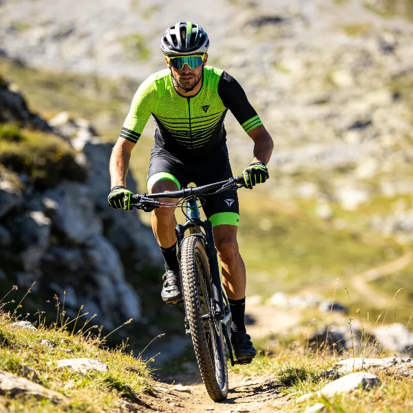Come Scegliere il Giusto Abbigliamento per il Ciclismo in Montagna