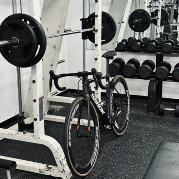 ciclismo y entrenamiento con pesas